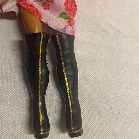 Rainbow High Rockstars Carmen Major Doll - Picture 8 of 8